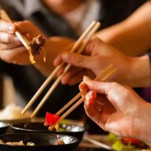 日本人发明新式筷子 韩国人嘲笑中国功夫 日本人发明的新式筷子,韩国人拿来炫耀,却被中国人嘲笑!
