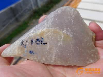 莫西沙翡翠原石 高冰翡翠原石 8500的莫西沙原石切出4支高冰手镯，一支就大涨！