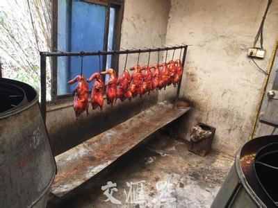 河北宁晋污水横流 学校旁道路污水横流 央视曝光黑油作坊 污水横流垃圾满地