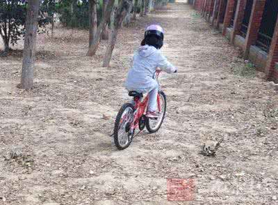 过膝长筒靴 长筒靴竟能引发冻疮 冬季防冻这样做