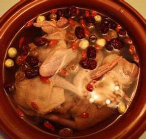 产后喝什么汤最好 参芪红枣乳鸽汤
