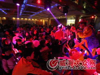 小丑的狂欢 小丑的狂欢 【圣诞狂欢】全家吃住玩一价全包，圣诞套餐尽享魔术、小丑表演、温泉……