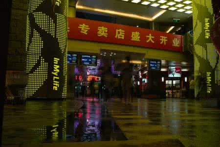 西郊百联溜冰场 西郊百联溜冰场 郑州西郊这个刚开始免费的公园竟然这么美，周末来溜娃吧？