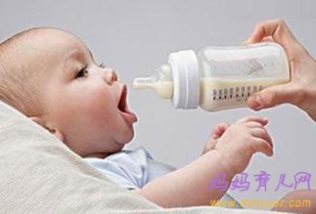 新生儿应该喝几段奶粉 新生儿奶粉一天喝多少 新生儿应该吃多少奶粉