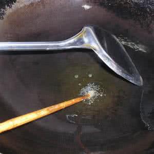 筷子判断七成油温 煎炸烹炒用根筷子判断油温