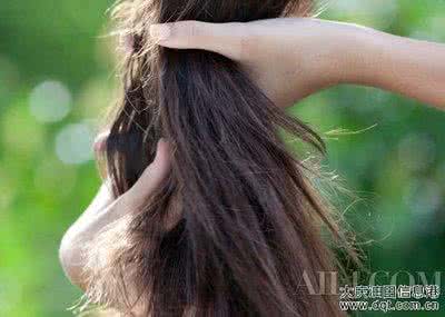 头发有静电怎么回事 冬天头发干燥有静电是怎么回事