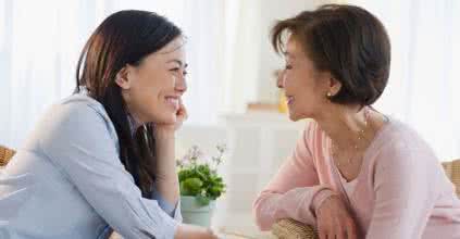 媳妇跪着侍候老公婆婆 为啥坚决不能让婆婆侍候月子？