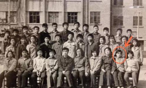 错位毕业照 现在混得不好 竟因拍毕业照站错地