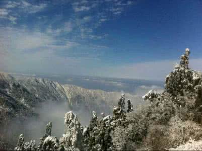 南岳衡山祝融峰 祝融万丈拔地起 南岳衡山（湖南省衡阳市南岳区主峰祝融峰海拔1290米有“南岳独秀”美称佛教圣地道教名山）