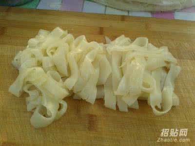 凉皮里加什么劲道透亮 凉皮怎么做才透亮？