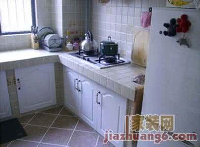整体橱柜和砖砌橱柜 朋友家放弃档次美观整体橱柜，选择砖砌橱柜！完工效果不比成品差