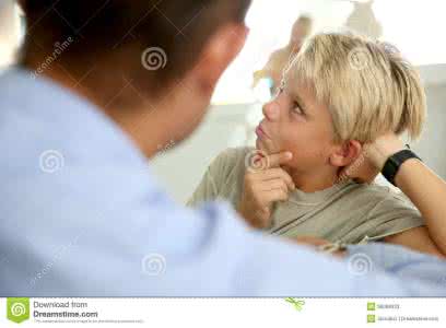 夭折的孩子和父母的缘 孩子夭折对父母的打击 爸爸亲了儿子一口竟致夭折！哪些父母不能亲孩子