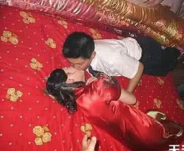 新婚夜四伴娘轮上新郎 新婚夜新郎不主动 新婚夜，新郎发现床上人竟然是伴娘，结果...看完不乐找我！