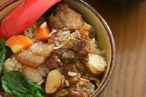 腊肉煲仔饭 豉汁排骨腊肉煲仔饭