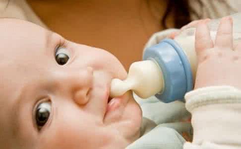 新生儿一次喝多少奶粉 新生儿多少时间喂一次奶