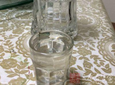 适量饮白酒的好处 白酒的功效 适量饮白酒能预防心血管疾病