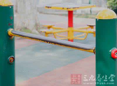 健身器材正确使用方法 健身器材单杠 正确了解单杠的使用方法