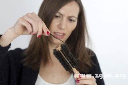 做梦掉头发是什么意思 做梦掉头发 做梦掉头发是什么意思