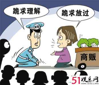 曝城管与摊贩厮打 曝城管与摊贩厮打 食品摊贩怎么管 有望划区域和时段摆摊