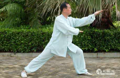坐着练功习拳