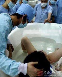 孕妇水中分娩真实过程 现场图解水中分娩全过程 看完震惊
