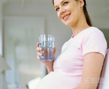 孕妇应该多吃什么水果 孕妇每天吃什么最好 孕妇每天应该喝多少水最好