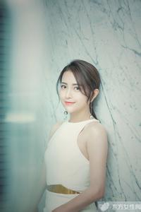包文婧遭网友炮轰 包文婧浓妆艳抹玩手机不看小孩!网友:不合格