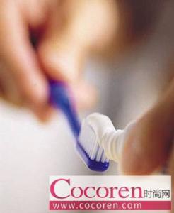 去黑头的最好方法牙膏 牙膏选择的注意事项 牙膏去黑头-牙膏去黑头的注意事项