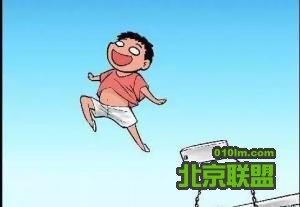 男孩在校打闹死亡 男孩在校打闹死亡 一口之间两岁男孩死亡，你们还敢给孩子碰这个吗？