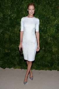 妈妈穿上丝袜让我玩 “人靠衣装”的确没错,妈妈穿上第2款连衣裙,气质变了更显年轻