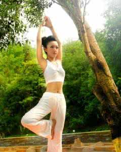 丰胸瘦腰瑜伽 神奇的丰胸瑜伽 丰胸瘦腰一次性搞定