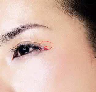 眼袋眼纹黑眼圈 9个小秘诀 淡化恼人黑眼圈鱼尾纹眼袋