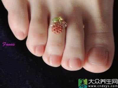 用醋泡大蒜治疗灰指甲 巧用大蒜治疗灰指甲