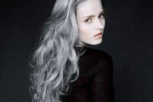 男生染烟灰色头发图片 男生染灰色头发好看吗 烟灰色头发好看么?