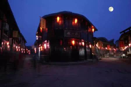 重庆外围女联系方式 在重庆，你的专属赏月方式