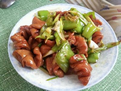 青椒炒肥肠的做法 红烧青椒肥肠的做法