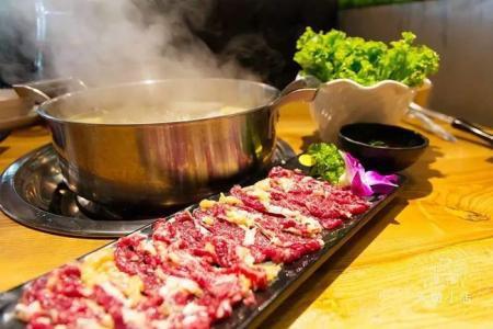 一头牛潮汕牛肉火锅 一头牛潮汕牛肉火锅 这家开了26年的牛肉面馆，5个小时就能卖完一头牛！