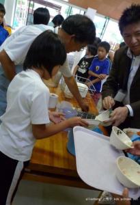 日本吃饭走红的小女孩 和 日本小孩一起吃飯，才知道什麼是 「輸在起跑線上」