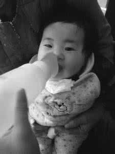 先天性唇腭裂 女婴患先天性唇腭裂 只能“站”着喝奶粉