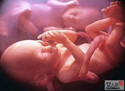 子宫内胎儿自打脸 子宫内胎儿自打脸 胎儿在子宫中有哪些运动项目？