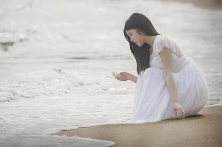 风雨过后是彩虹歌词 女子伤感图片：一场风雨过后，留下的不过是残花落叶的叹息。【博客素材】