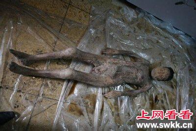百年古棺开棺惊呆众人 百年古棺开棺惊呆众人 古棺开棺瞬间 百年女尸不腐