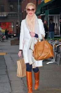 藏蓝色外套配什么内搭 各色外套配怎样的围巾 会搭比会系更重要！