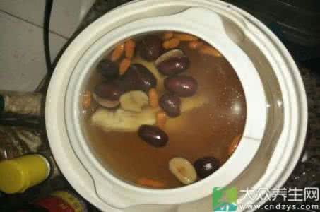 黄芪红枣泡水丰胸 黄芪红枣泡水丰胸 黄芪和红枣泡水喝能够起到丰胸的效果吗