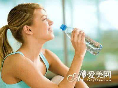 早晨喝水的正确方法 早晨喝水的正确方法 喝水养生的八个正确方法