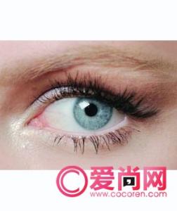 如何去除眼部浮肿 如何画眼妆来藏眼睛浮肿