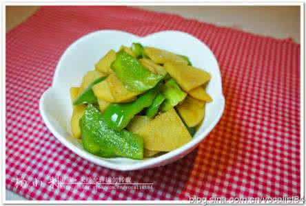 青椒炒土豆片 青椒土豆片——蒜末+生抽,三步炒出肉香味