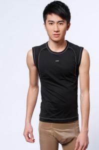 女生黑色背心配什么 黑色背心配什么裤子