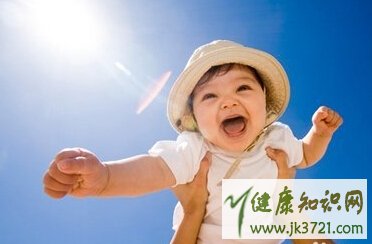 婴儿晒太阳注意事项 儿童晒太阳的注意事项 把握最佳时间尽享温暖