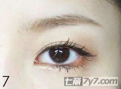 裸妆眼线的画法 裸妆眼线的画法 画裸妆眼线要用哪些化妆品